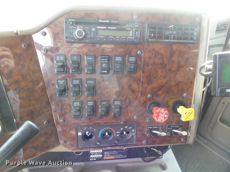 image for item DB2365 2006 International 9400i semi truck