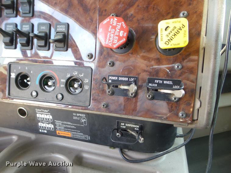 image for item DB2365 2006 International 9400i semi truck