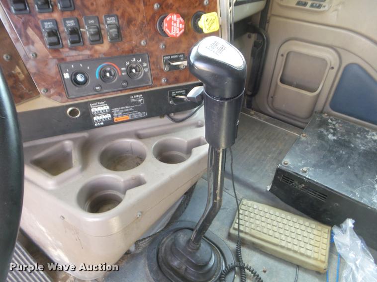 image for item DB2365 2006 International 9400i semi truck