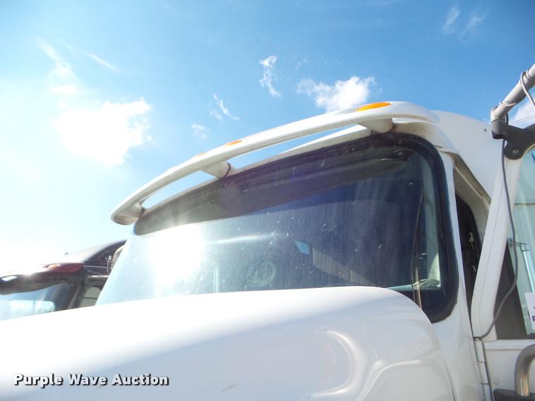 image for item DB2365 2006 International 9400i semi truck