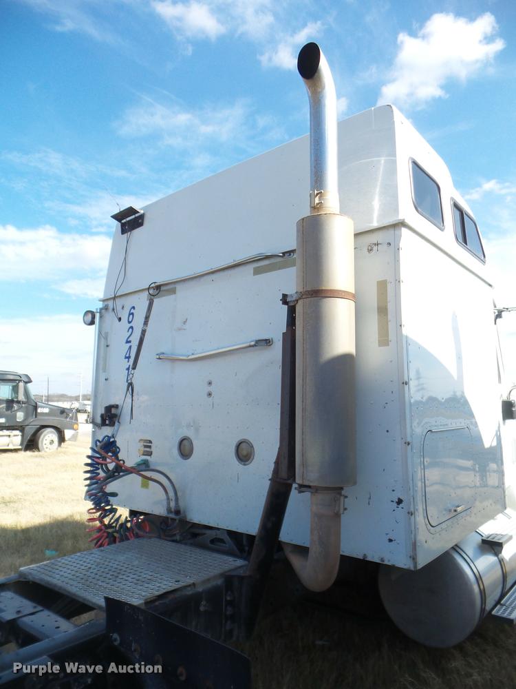 image for item DB2365 2006 International 9400i semi truck