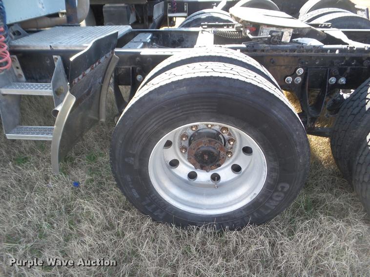 image for item DB2365 2006 International 9400i semi truck