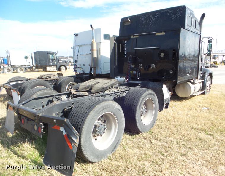 image for item DB2366 2007 International 9400i semi truck