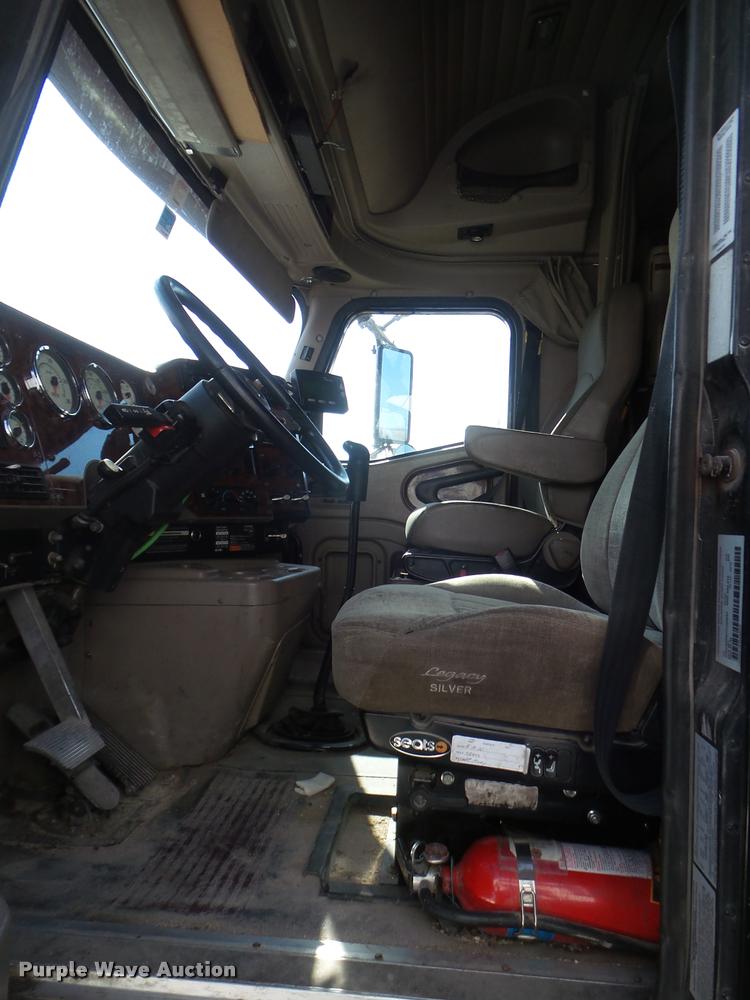 image for item DB2366 2007 International 9400i semi truck