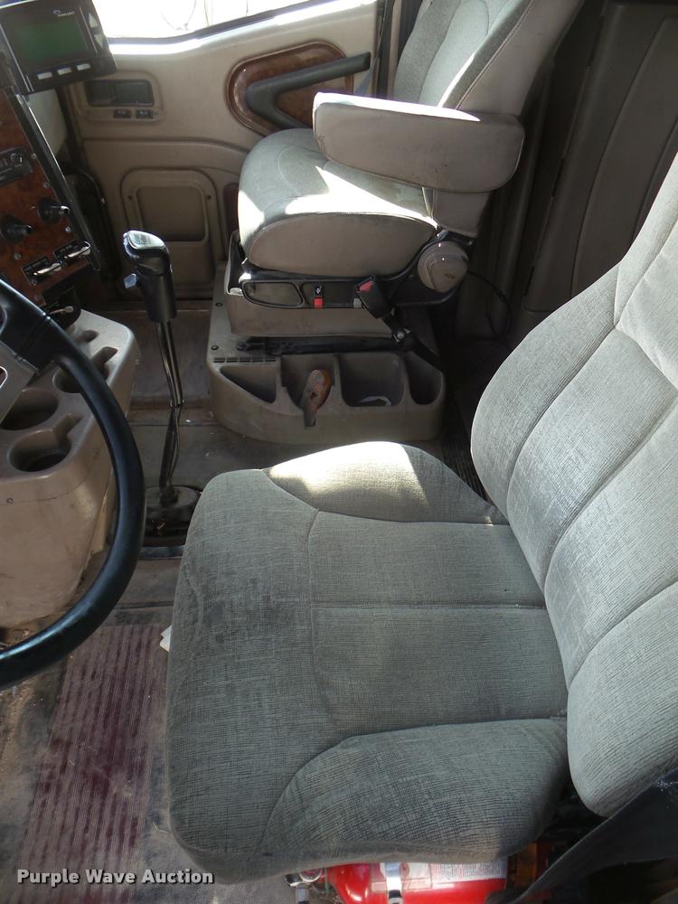 image for item DB2366 2007 International 9400i semi truck