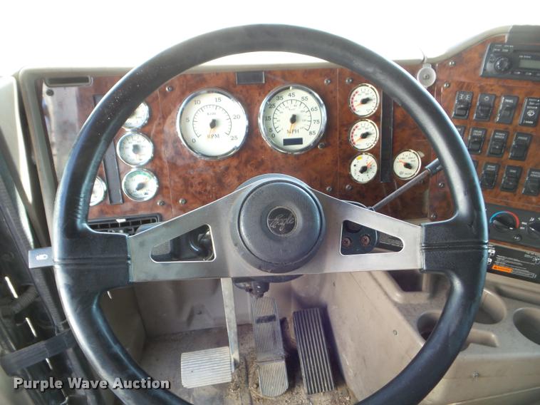 image for item DB2366 2007 International 9400i semi truck