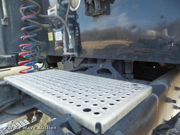 image for item DB2366 2007 International 9400i semi truck