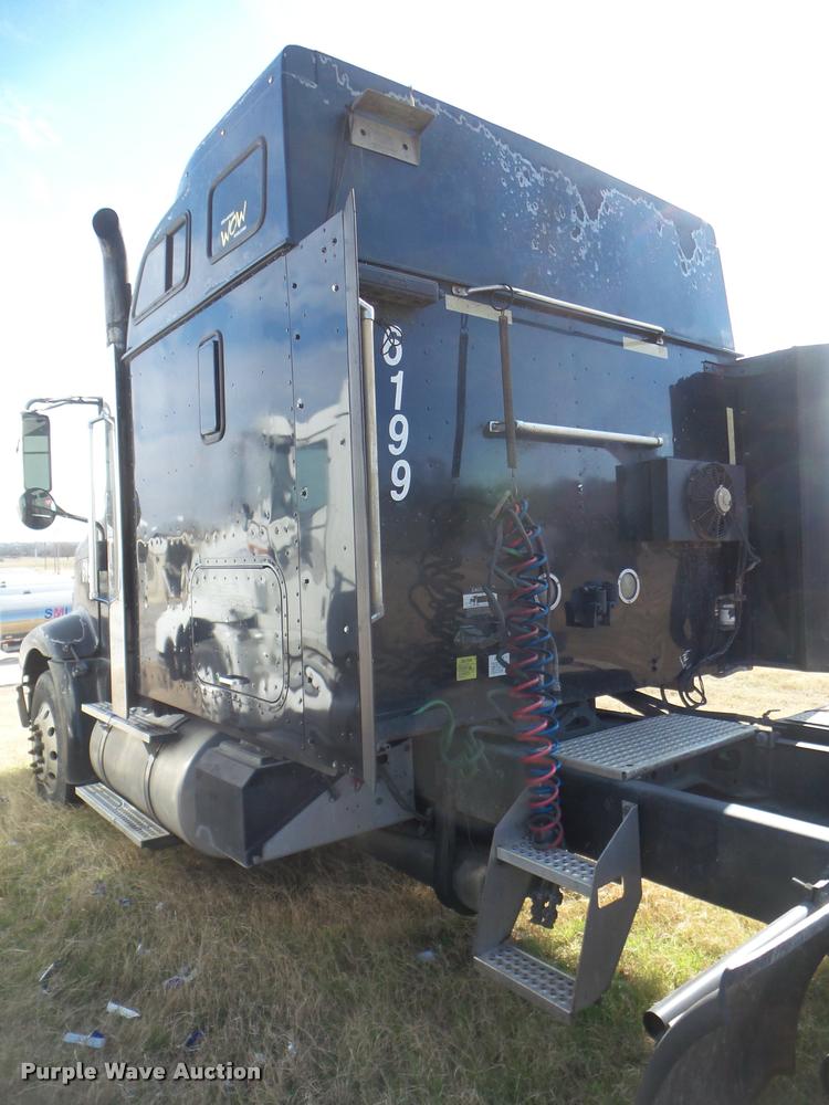 image for item DB2366 2007 International 9400i semi truck