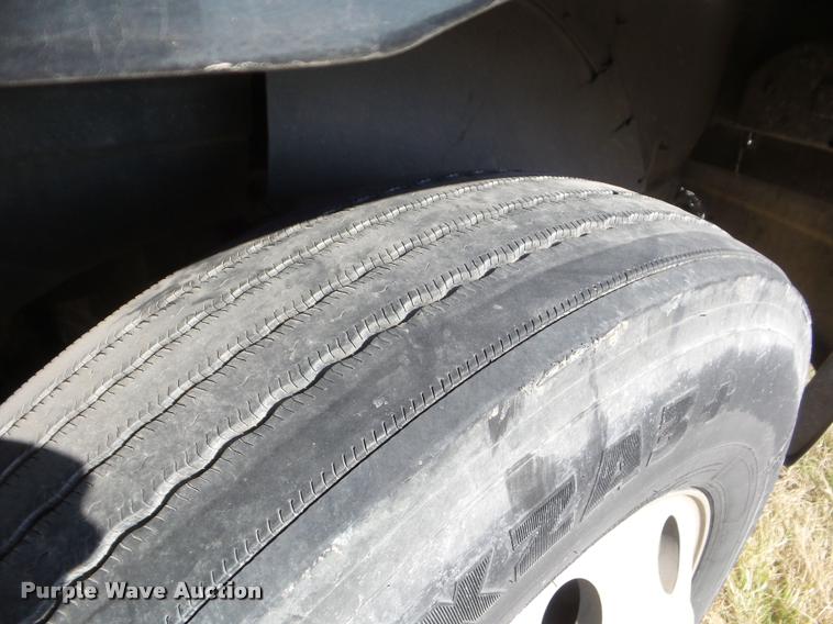 image for item DB2366 2007 International 9400i semi truck