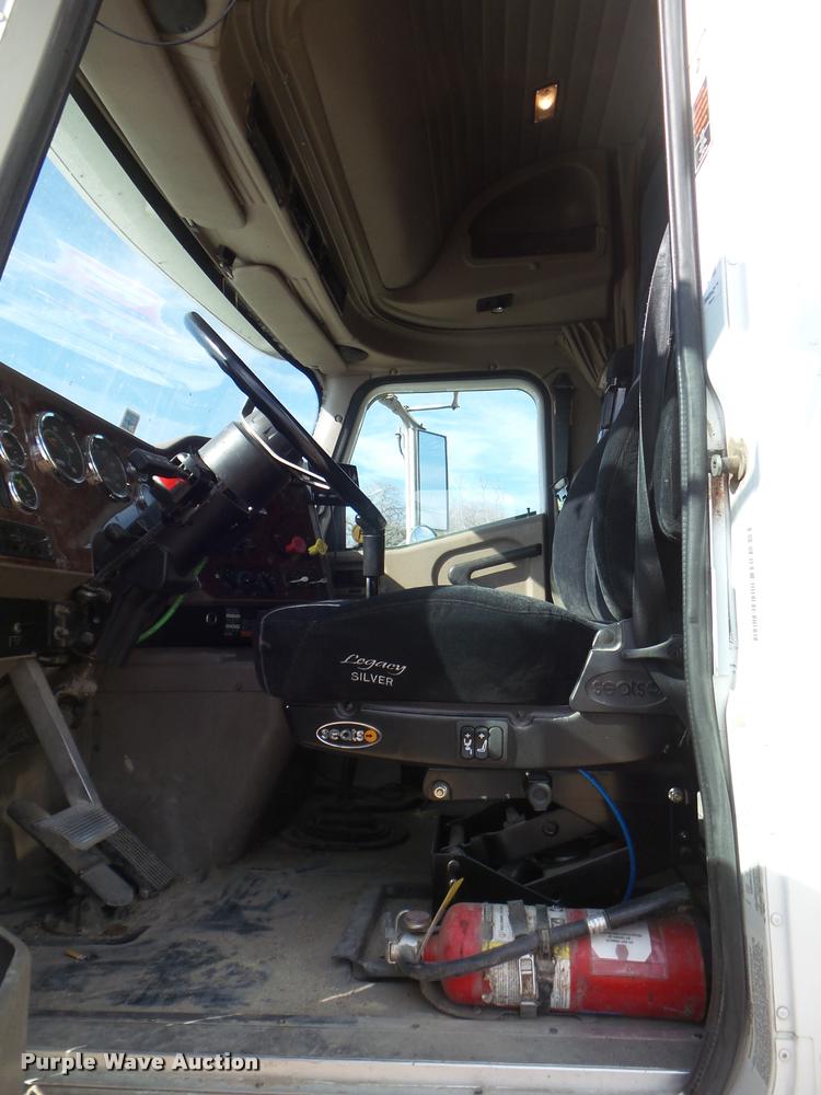 image for item DB2367 2007 International 9400i semi truck