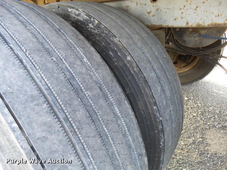 image for item DB2369 2004 Great Dane dry van trailer