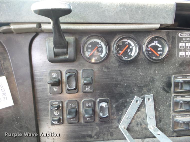 image for item DB3529 2004 Freightliner Columbia semi truck