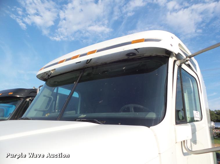 image for item DB3529 2004 Freightliner Columbia semi truck