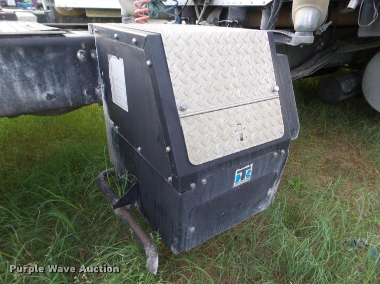 image for item DB3529 2004 Freightliner Columbia semi truck