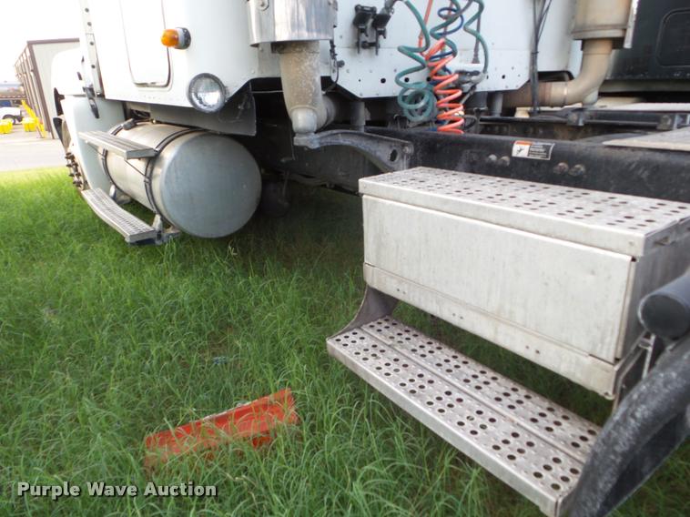 image for item DB3529 2004 Freightliner Columbia semi truck