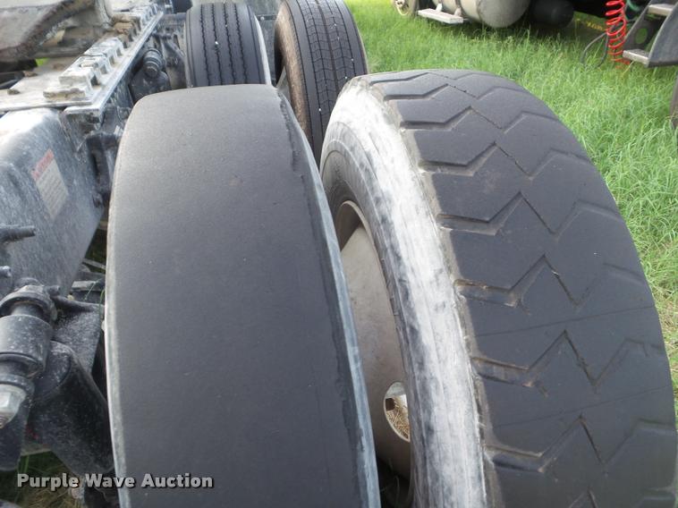 image for item DB3529 2004 Freightliner Columbia semi truck