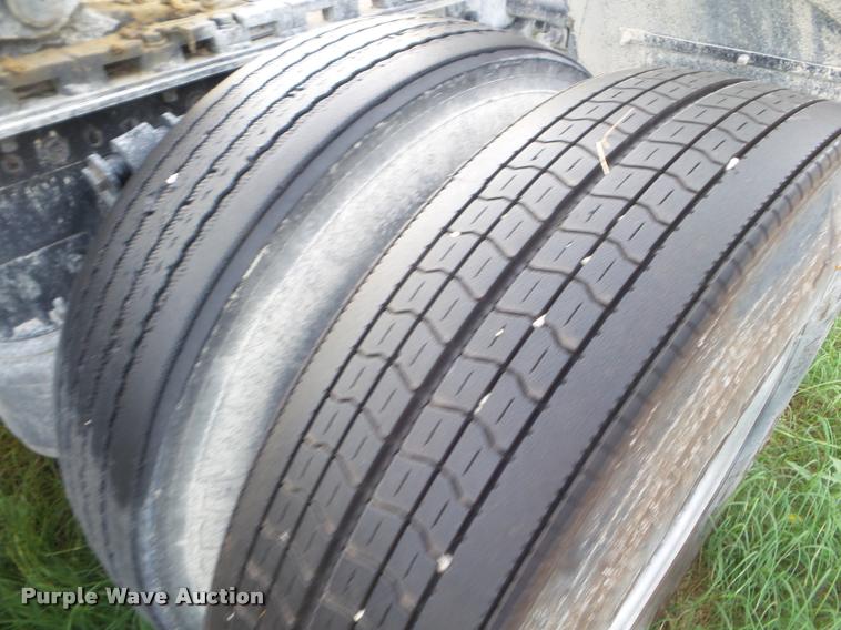 image for item DB3529 2004 Freightliner Columbia semi truck