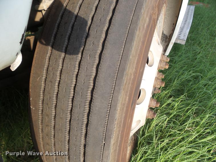 image for item DB3529 2004 Freightliner Columbia semi truck