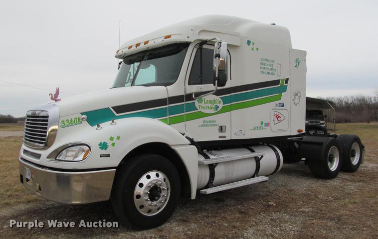 image for item J2622 2004 Freightliner Columbia semi truck