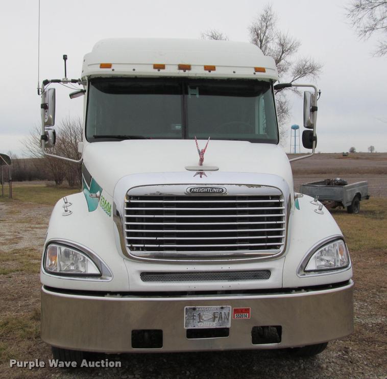 image for item J2622 2004 Freightliner Columbia semi truck