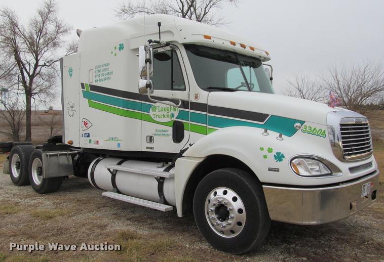 image for item J2622 2004 Freightliner Columbia semi truck