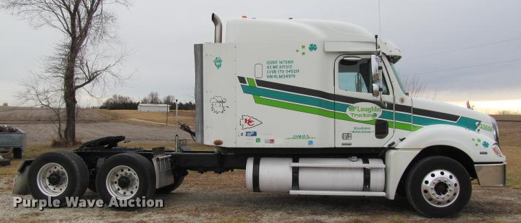 image for item J2622 2004 Freightliner Columbia semi truck