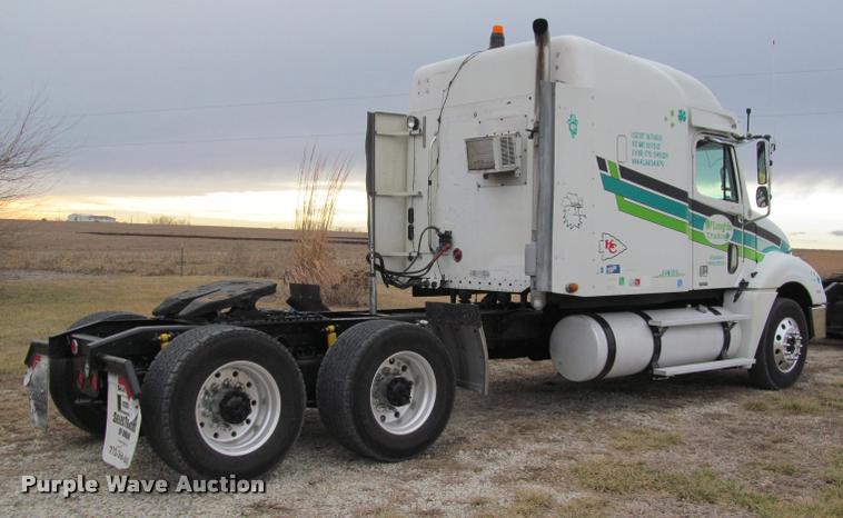 image for item J2622 2004 Freightliner Columbia semi truck