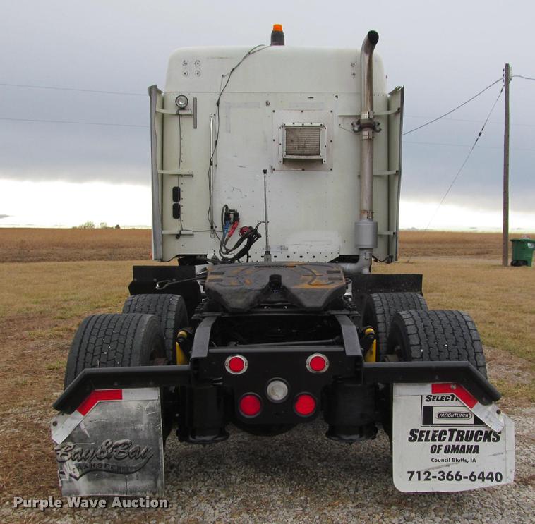 image for item J2622 2004 Freightliner Columbia semi truck