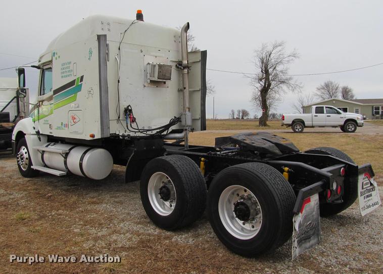 image for item J2622 2004 Freightliner Columbia semi truck