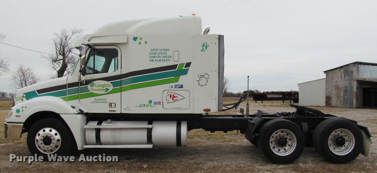 image for item J2622 2004 Freightliner Columbia semi truck