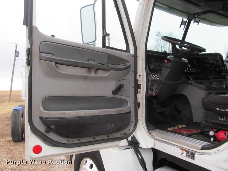 image for item J2622 2004 Freightliner Columbia semi truck