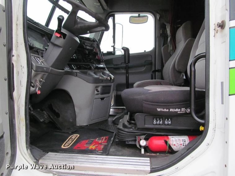 image for item J2622 2004 Freightliner Columbia semi truck