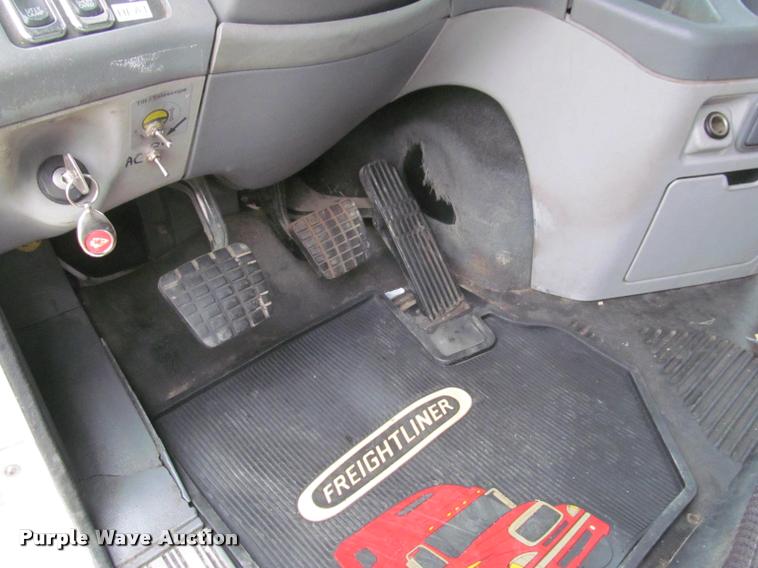 image for item J2622 2004 Freightliner Columbia semi truck