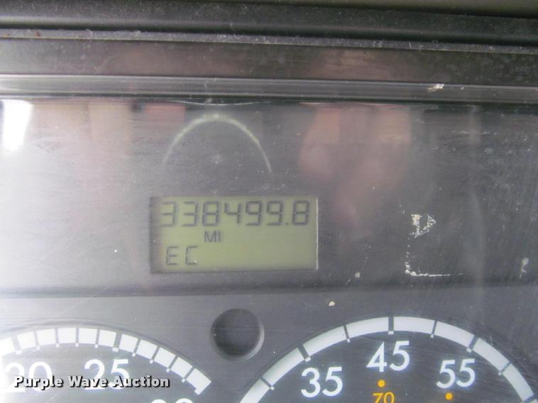 image for item J2622 2004 Freightliner Columbia semi truck