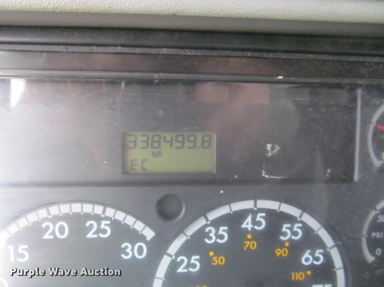 image for item J2622 2004 Freightliner Columbia semi truck