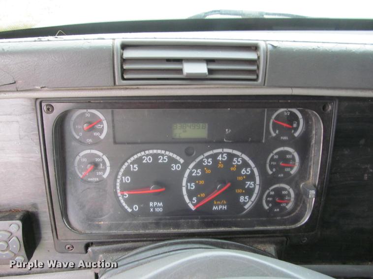 image for item J2622 2004 Freightliner Columbia semi truck