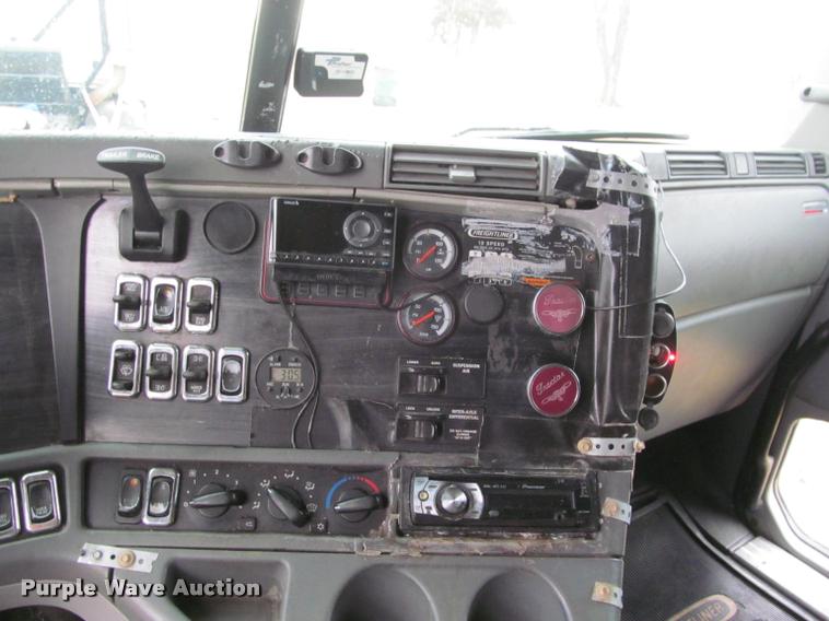 image for item J2622 2004 Freightliner Columbia semi truck