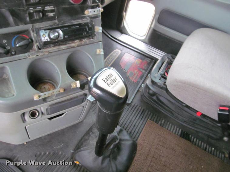 image for item J2622 2004 Freightliner Columbia semi truck