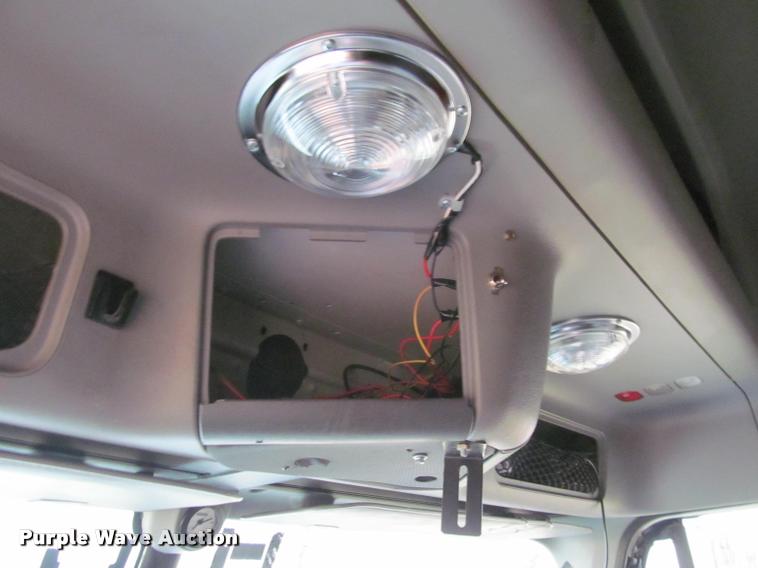 image for item J2622 2004 Freightliner Columbia semi truck