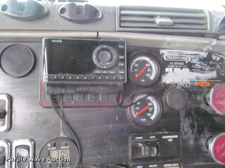 image for item J2622 2004 Freightliner Columbia semi truck