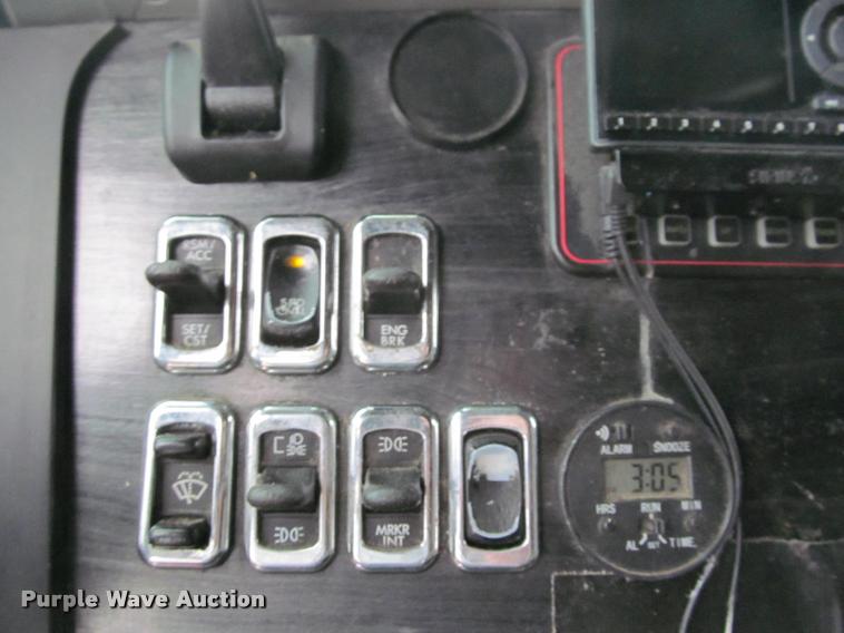 image for item J2622 2004 Freightliner Columbia semi truck