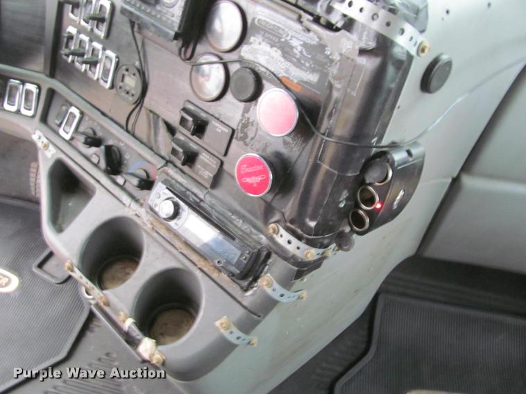 image for item J2622 2004 Freightliner Columbia semi truck