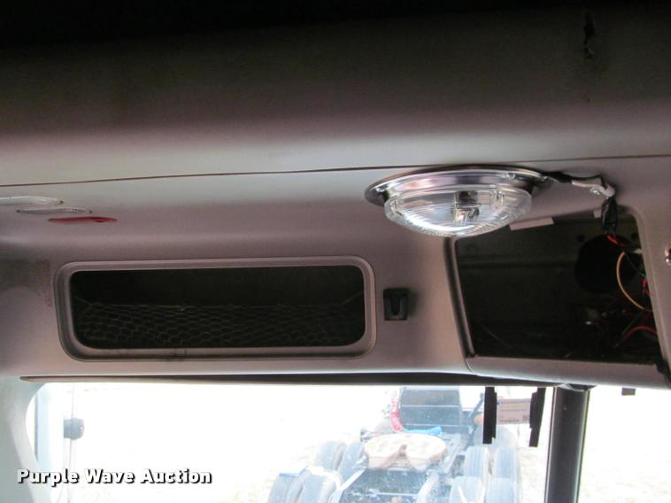 image for item J2622 2004 Freightliner Columbia semi truck