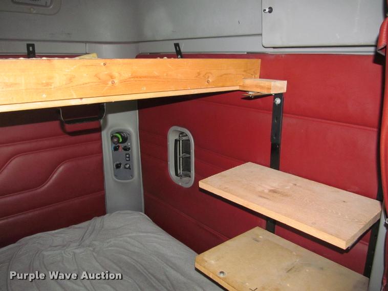 image for item J2622 2004 Freightliner Columbia semi truck