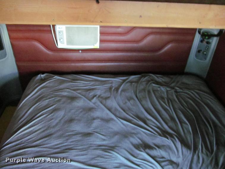 image for item J2622 2004 Freightliner Columbia semi truck