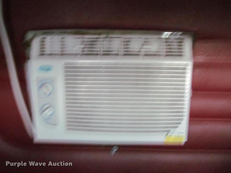 image for item J2622 2004 Freightliner Columbia semi truck