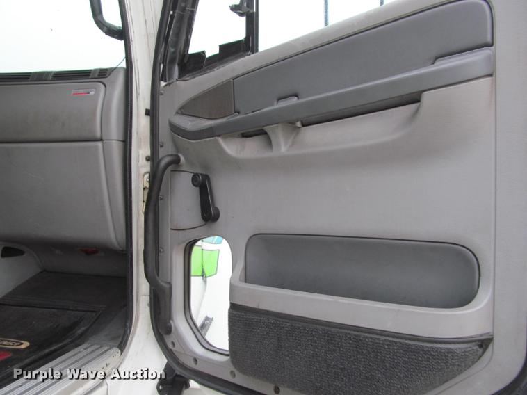 image for item J2622 2004 Freightliner Columbia semi truck