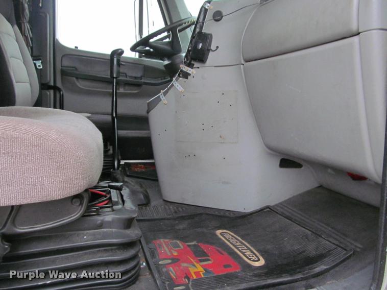 image for item J2622 2004 Freightliner Columbia semi truck