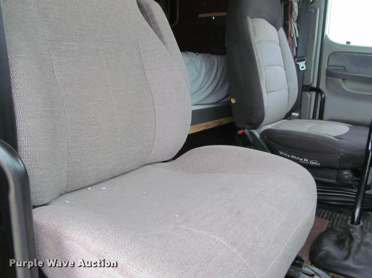 image for item J2622 2004 Freightliner Columbia semi truck