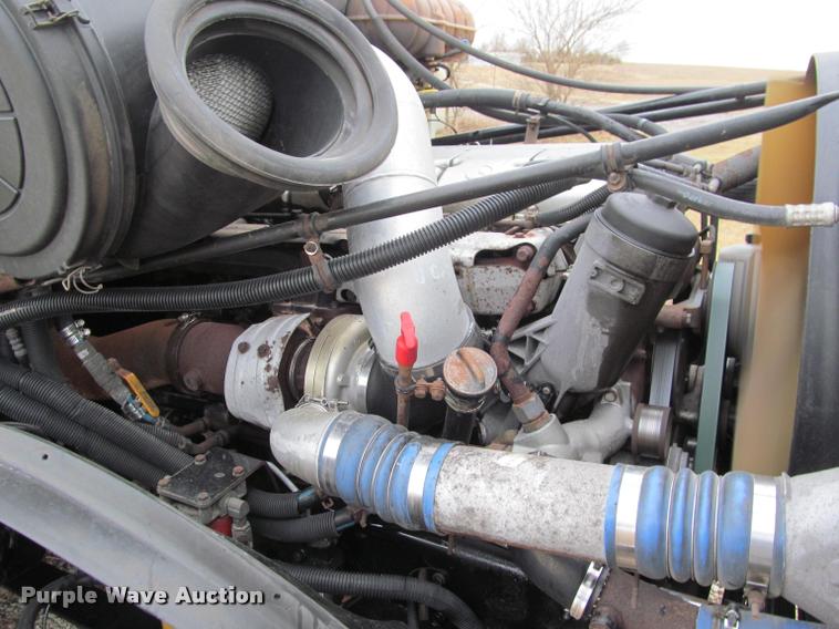 image for item J2622 2004 Freightliner Columbia semi truck